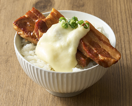 とろりチーズの豚角煮丼